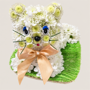 Кошка из живых цветов
